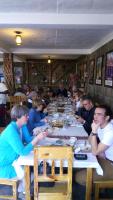 Un grupo de personas sentadas en una mesa comiendo en Zan-Seyoum Hotel - Lalibela, en Lalibela