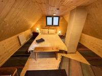Postel nebo postele na pokoji v ubytování Raistiko Talu- Farmhouse, off-grid cabin and more
