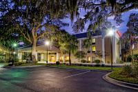 Un estacionamiento vacío frente a un edificio por la noche. en Hampton Inn Beaufort, en Beaufort
