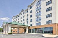 un gran edificio blanco con aparcamiento en Homewood Suites by Hilton Boston - Peabody, en Peabody