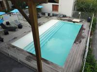 Ein Blick auf den Pool von der Unterkunft TY MOUTCHIC : Agr&eacute;able appartement avec piscine oder aus der N&auml;he