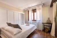 Postel nebo postele na pokoji v ubytování Sarren Villa Pool
