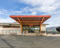 Un edificio con toldo en el costado. en Celilo Inn, en The Dalles