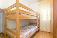 Posteľ alebo postele v izbe v ubytovaní Apartments by the sea Brela, Makarska - 18356