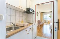 Kuchyňa alebo kuchynka v ubytovaní Apartments by the sea Brela, Makarska - 18356