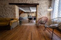 L Escale des Vignes GITE proche Saint Emilion Chateau Beynatにあるシーティングエリア