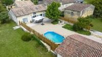 L Escale des Vignes GITE proche Saint Emilion Chateau Beynatの敷地内または近くにあるプール