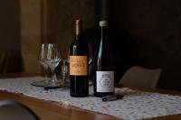 L Escale des Vignes GITE proche Saint Emilion Chateau Beynatで提供されているドリンク