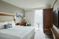 Courtyard by Marriott London City Airportにあるテレビまたはエンターテインメントセンター
