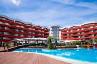 un hotel con piscina y puente en MS Aparthotel, en Linda-a-Velha