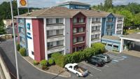 un edificio de apartamentos con coches aparcados en un aparcamiento en Best Western Lake Oswego Hotel &amp; Suites, en Lake Oswego