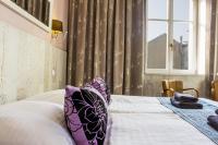 Łóżko lub łóżka w pokoju w obiekcie Royal Court Hotel