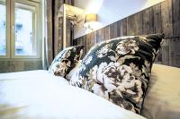 Łóżko lub łóżka w pokoju w obiekcie Royal Court Hotel