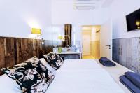 Łóżko lub łóżka w pokoju w obiekcie Royal Court Hotel