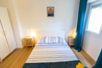 A bed or beds in a room at T5, 4 chambres, St Charles/Joliette Wifi, terrasse