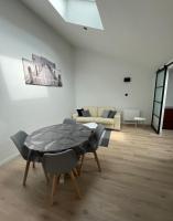una sala de estar con una mesa y un sofá en appartement centre Vannes, en Vannes