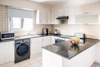 Kuchyň nebo kuchyňský kout v ubytování Narcissos 'Nissi Beach' Apartment E9