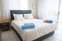 Postel nebo postele na pokoji v ubytování Narcissos 'Nissi Beach' Apartment E9