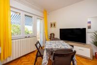 Televízia a/alebo spoločenská miestnosť v ubytovaní Apartmani Azur