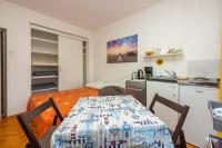 Kuchyňa alebo kuchynka v ubytovaní Apartmani Azur