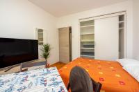 Televízia a/alebo spoločenská miestnosť v ubytovaní Apartmani Azur