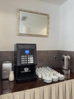 Příslušenství pro přípravu čaje a kávy v ubytování Hotel Theresia