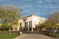 Un gran edificio blanco con un cartel delante. en Hampton Inn Seymour, en Seymour