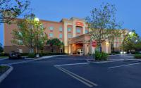 un hotel con una señal de stop en un estacionamiento en Hampton Inn &amp; Suites Port Richey, en Port Richey