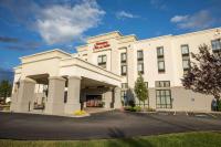 Un edificio blanco con un cartel rojo encima. en Hampton Inn &amp; Suites Tilton, en Tilton