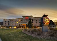 Un edificio de hotel con un cartel delante. en Hampton Inn &amp; Suites Denver Littleton, en Littleton