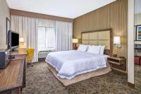 Hampton Inn Detroit/Belleville-Airport Areaにあるテレビまたはエンターテインメントセンター