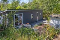 una casita en medio de un jardín en Lodge De Winterkoning, en Nunspeet