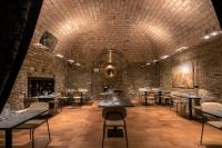 um restaurante com mesas e cadeiras num edifício de tijolos em Hotel Villa Montegranelli em Gubbio