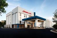 Un edificio blanco con un cartel rojo encima. en Hampton Inn Kingsport, en Kingsport
