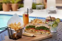 Jídlo v hotelu nebo okolí