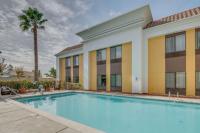 Una piscina frente a un edificio con una palmera. en Hampton Inn Livermore, en Livermore