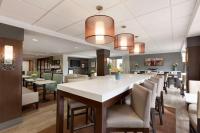 Hampton Inn Miami-Airport Westにあるレストランまたは飲食店
