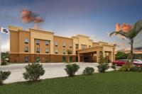 un edificio con un coche aparcado delante en Hampton Inn Beeville, en Beeville