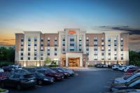 Un gran edificio con coches aparcados en un estacionamiento. en Hampton Inn &amp; Suites by Hilton Barrie, en Barrie