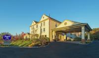 una gran casa amarilla con un cartel delante en Hampton Inn Freeport&#47;Brunswick, en Freeport