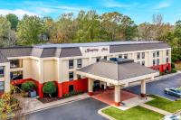 Una vista aérea de un hotel con estacionamiento. en Hampton Inn Sanford, en Sanford