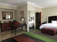 una habitación de hotel con una cama y un espejo en Hampton Inn Vidalia, en Vidalia