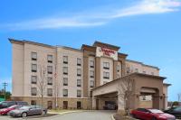 Un hotel con coches aparcados en un estacionamiento. en Hampton Inn Waynesburg, en Waynesburg