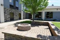 un edificio con un árbol en medio de un patio en Hampton Inn Youngstown-North, en Youngstown