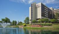 una representación de un hotel con una fuente en un estanque en DoubleTree by Hilton Chicago - Oak Brook, en Oak Brook