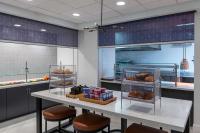 アーリントンにあるヒルトンガーデン イン アーリントン/コートハウス プラザのテーブル付きのキッチン