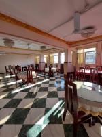 ein Raum mit Tischen und Stühlen auf einem karierten Boden in der Unterkunft Delmon Hotel in El-Tor