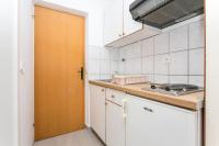 Kuchyňa alebo kuchynka v ubytovaní Apartments by the sea Brela, Makarska - 18356