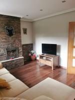 TV a/nebo společenská místnost v ubytování Casa con finca en Oviedo El Casero