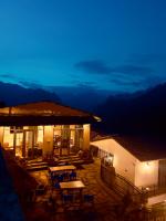 een gebouw met tafels en stoelen 's nachts bij Faraway Cottages, Auli in Joshimath